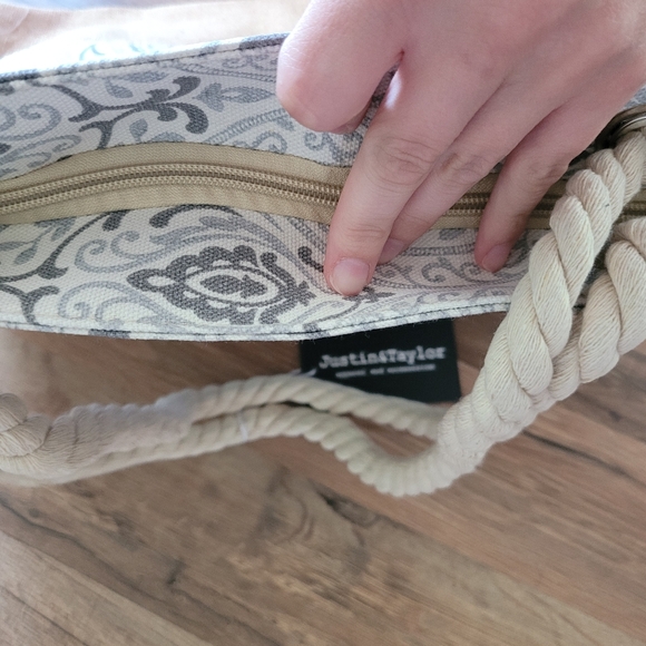 Justin & Taylor Large Gray and White Beach Bag - Picture 2 of 2